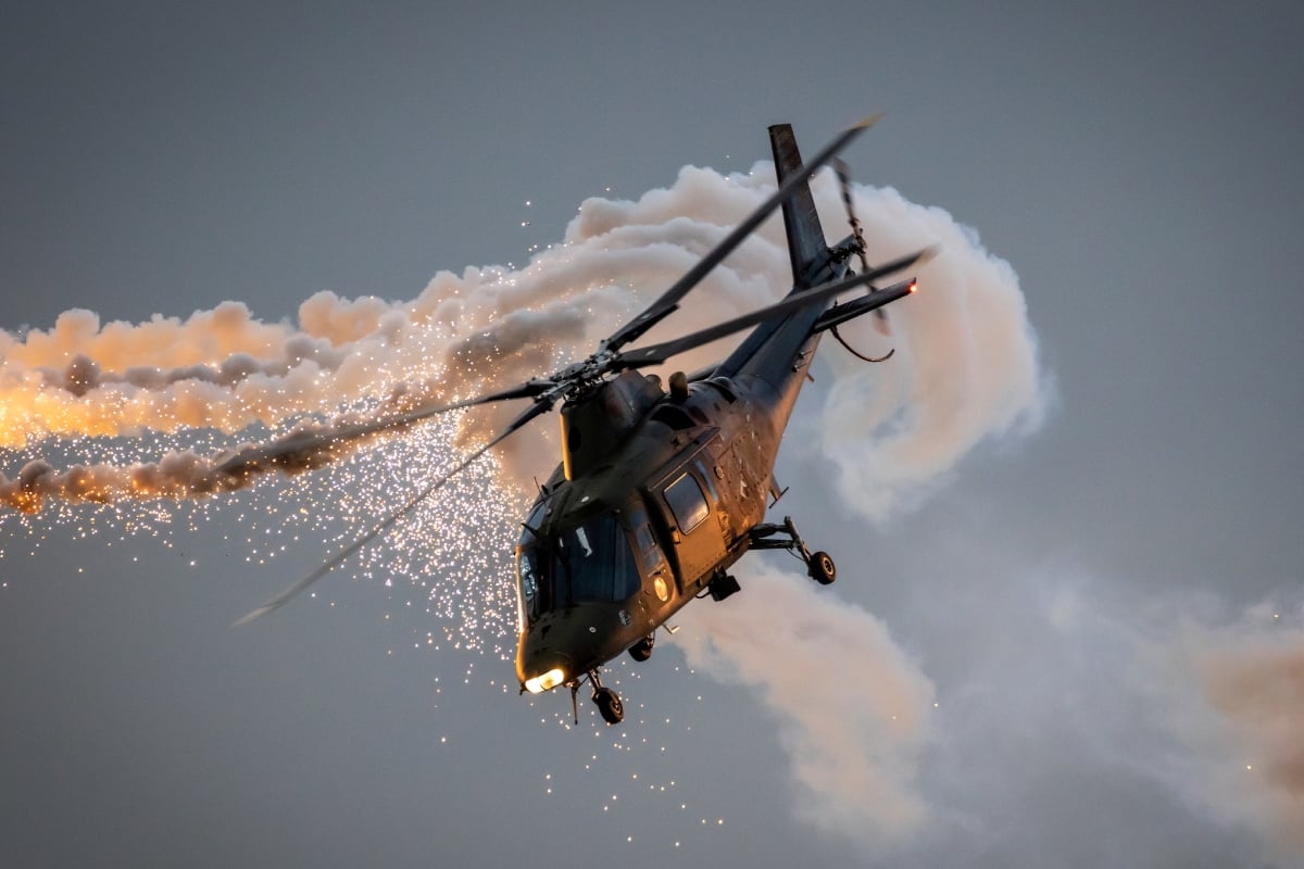 Helicóptero militar se incendia en el sur de California