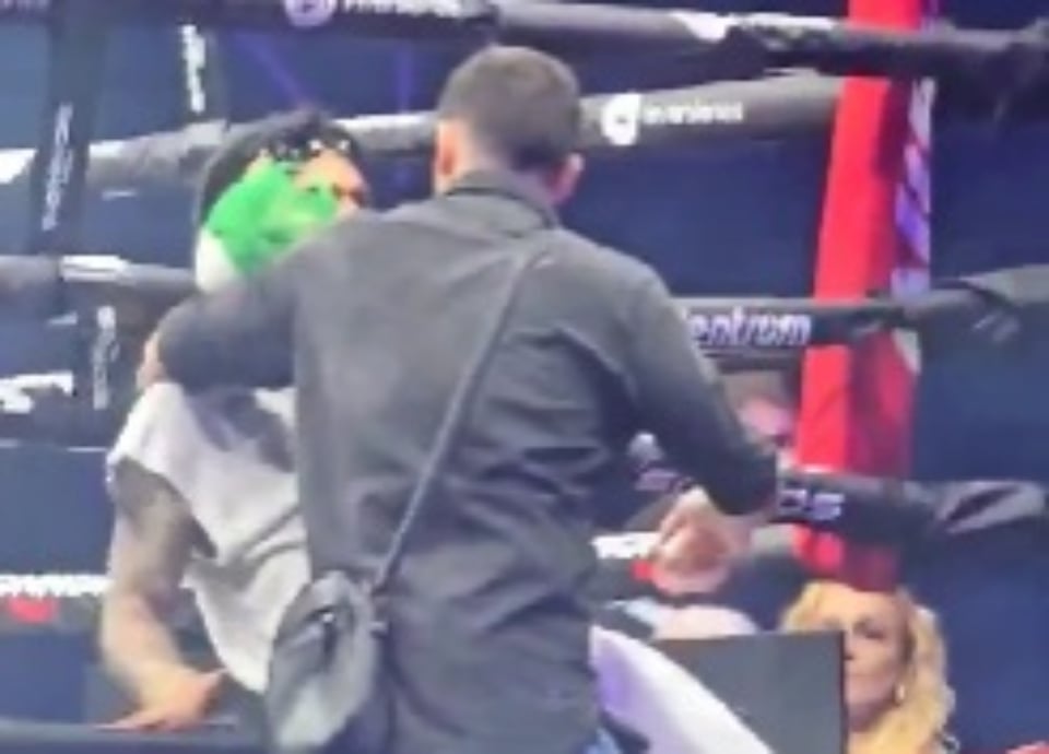 El rapero Homer El Mero Mero colapsa en pleno escenario