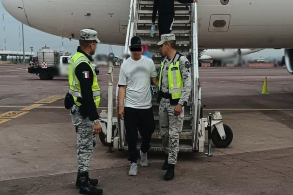 Pasajero que intentó secuestrar avión asegura que recibió ‘mensaje amenazante’