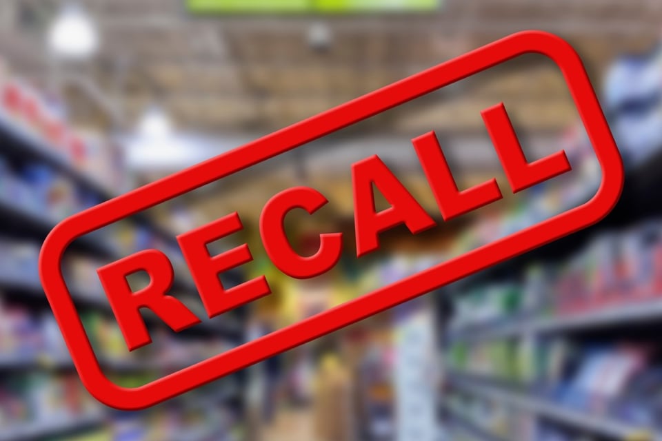 Retiran popular refrigerio de frutas cubiertas de chocolate por posible contaminación con metal
