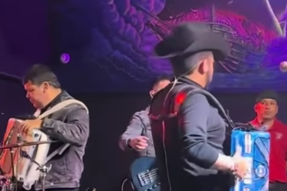 Agreden a cantante hispano en pleno concierto en Denver, Colorado