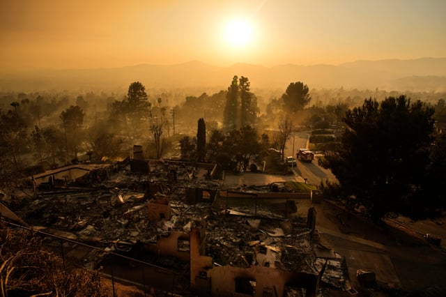 Incendio Hughes Devasta California: Miles de Evacuados y afectados