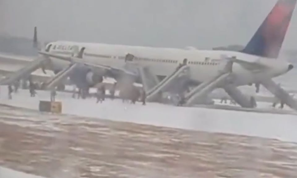 Avión de Delta es evacuado en Atlanta tras incidente en el motor (VIDEO) featured image