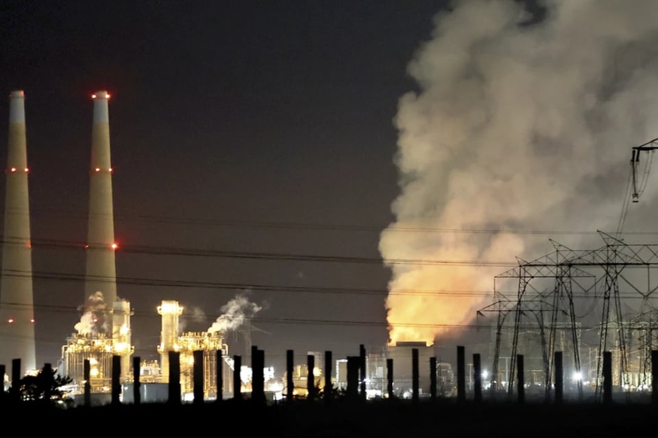 Reportan incendio en fábrica de baterías de litio y confirman evacuaciones