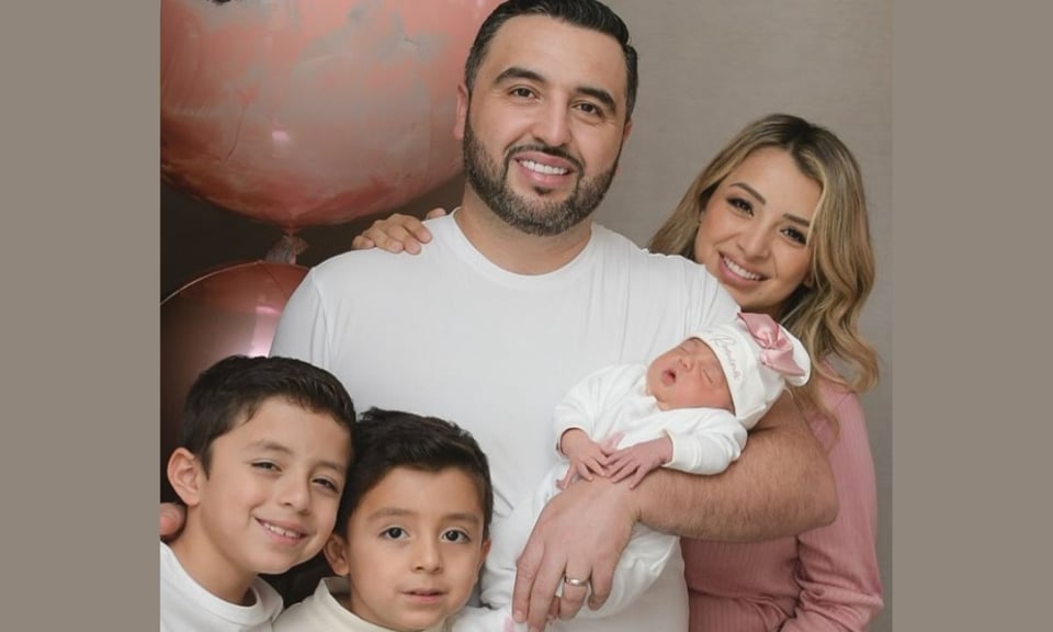 Mike Salazar rompe en llanto al revelar el grave estado de salud de su hija recién nacida