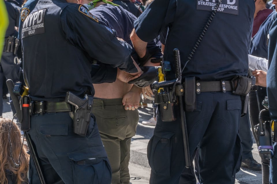 Hombre denuncia detención intempestiva de su esposa por ICE