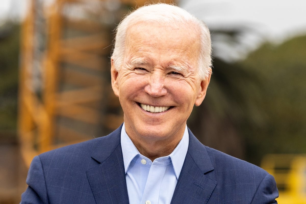 Biden firma ley que incrementará las pensiones de exempleados públicos