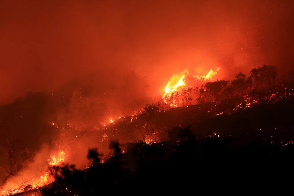 Los Angeles enfrenta un “tornado de fuego” y más incendios