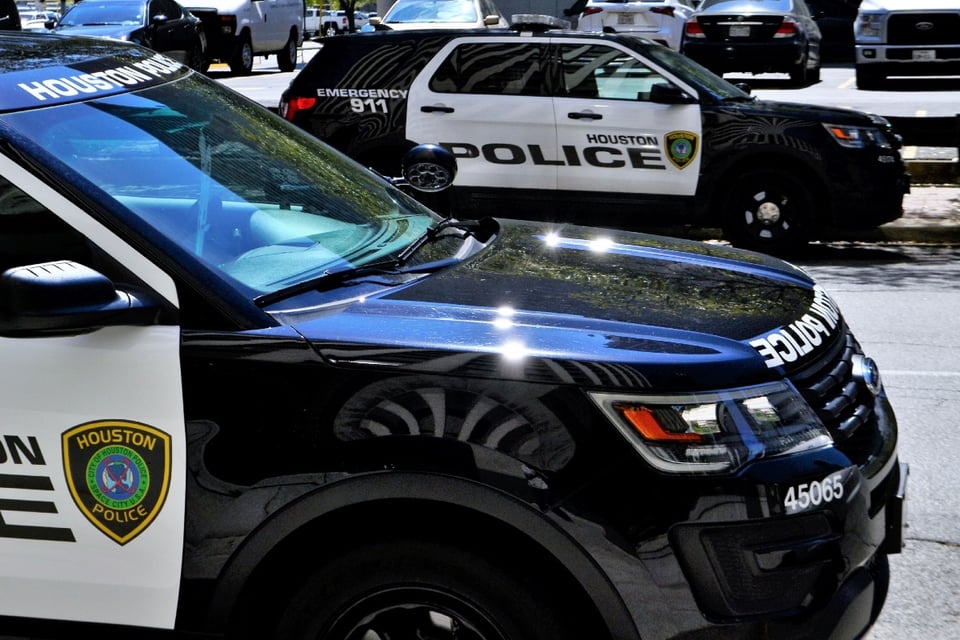 Buscan a Sospechoso tras Disparar a un Oficial en Houston