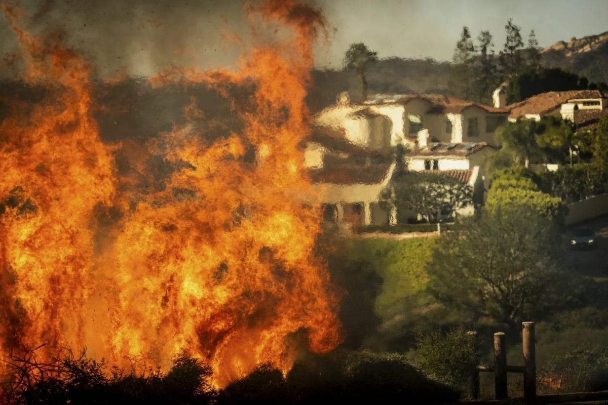 Al menos dos muertos en uno de los incendios que asola Los Ángeles Los Ángeles