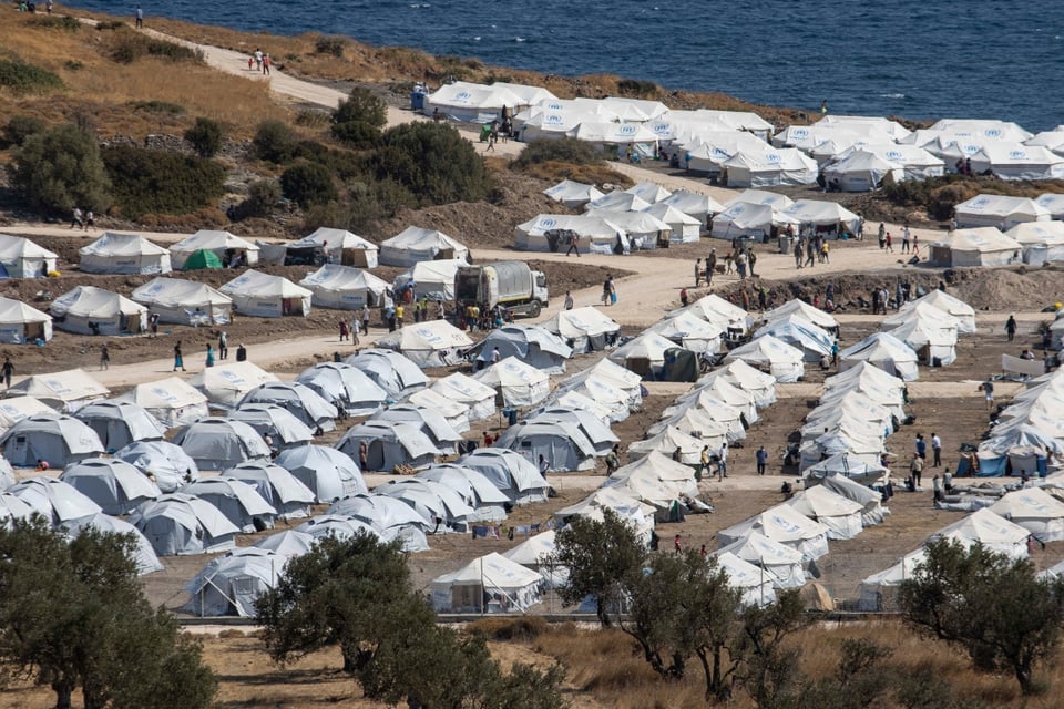 Autoridades mexicanas desalojan campamento de migrantes en frontera