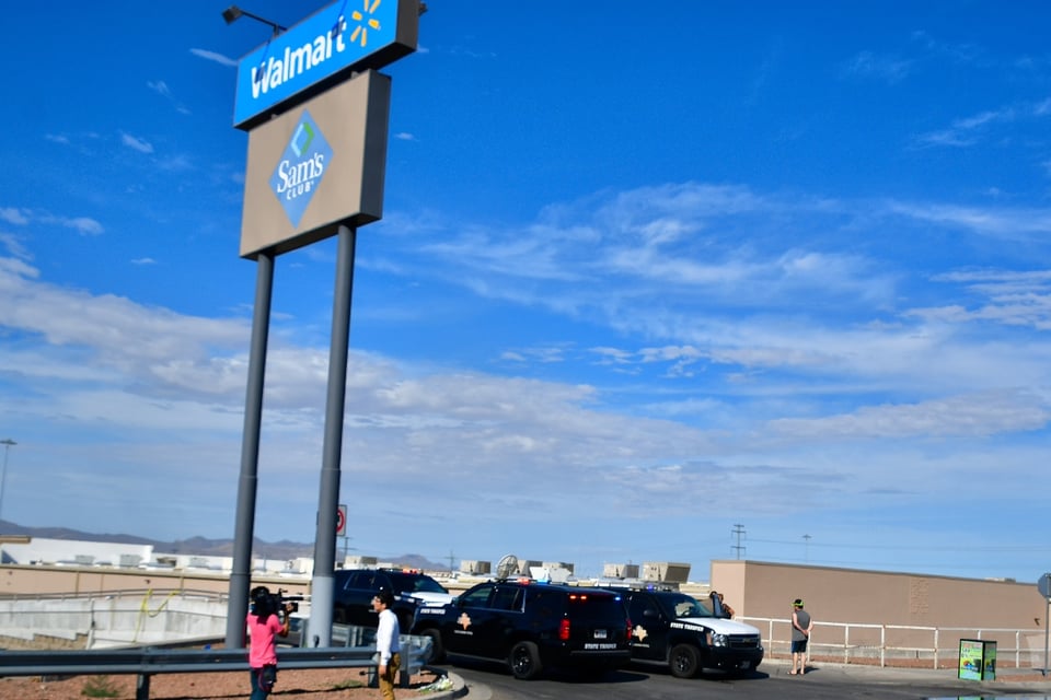 Hombre llama a ICE para que arresten migrantes en Walmart