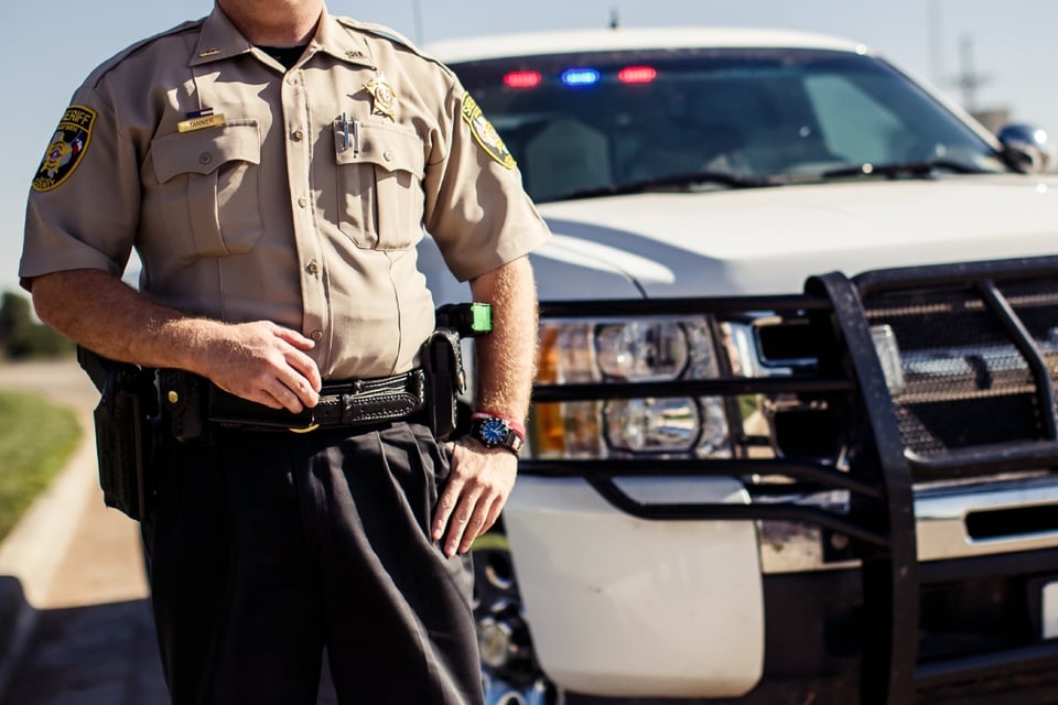 Policía de Texas lleva comida a migrantes en medio de redadas featured image