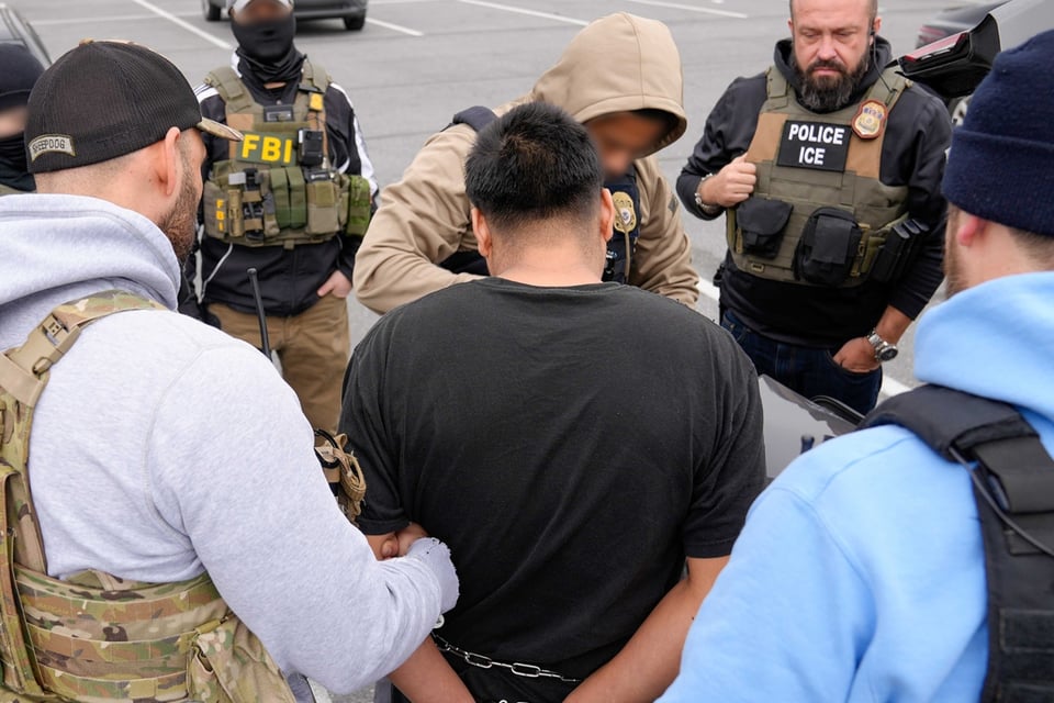 Mujer enfrenta redadas del ICE en Denver y advierte a migrantes