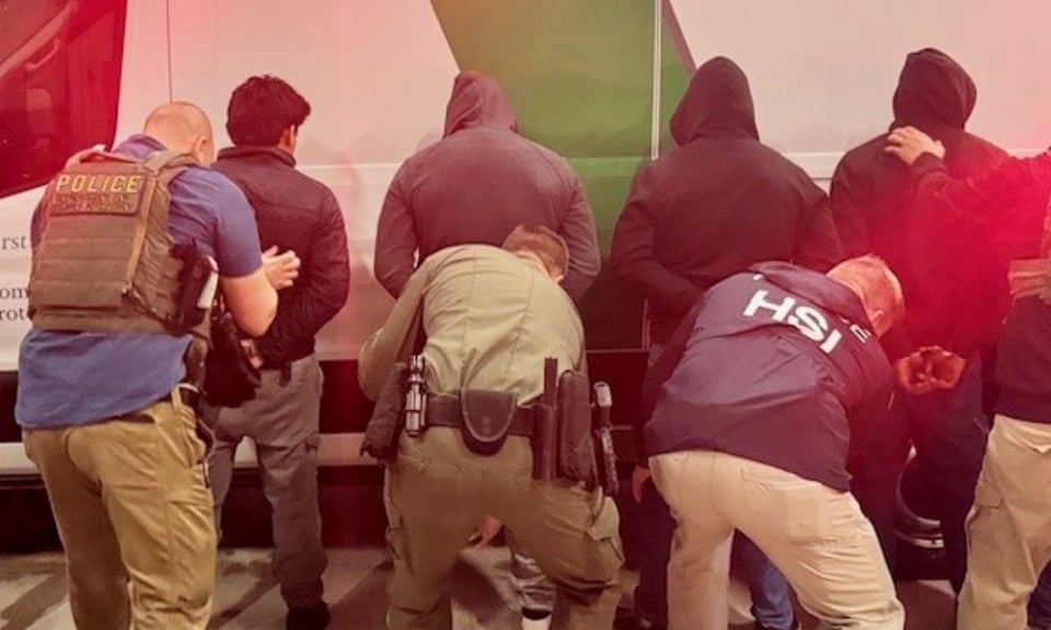 Decenas de indocumentados, en su mayoría de Latinoamérica, son detenidos en Florida