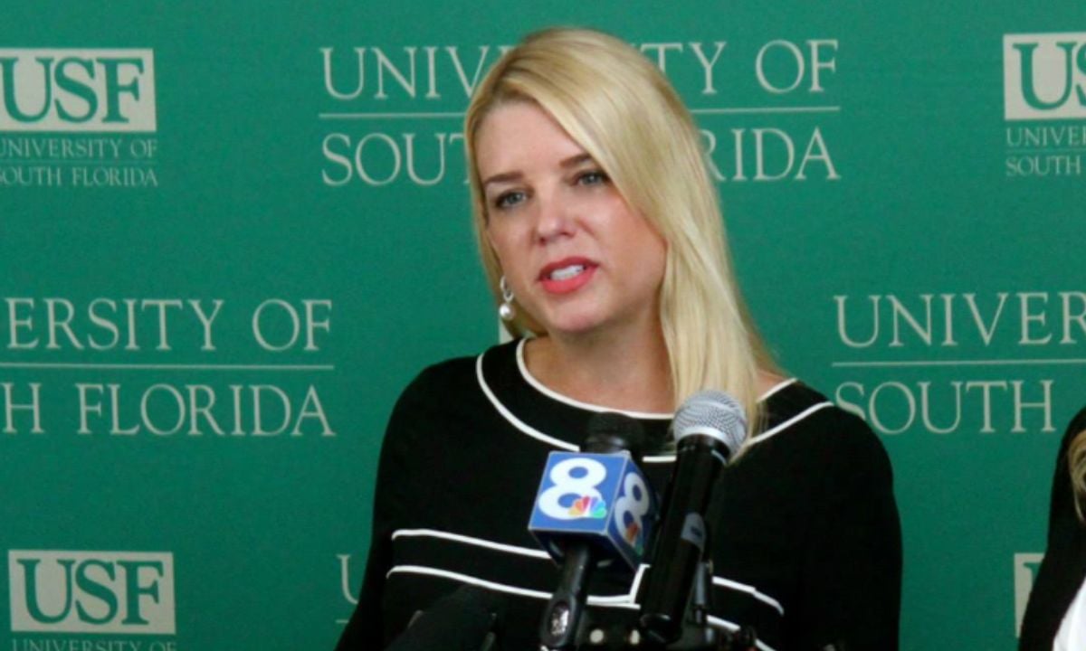 Pam Bondi bloquea fondos federales a ciudades santuario en sus primeras horas como fiscal general
