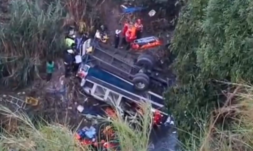 Tragedia en Guatemala: autobús cae desde un puente ( VIDEO)