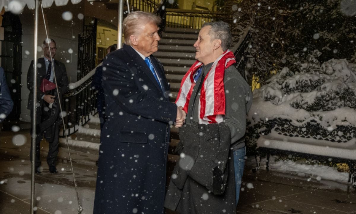Trump recibe en la Casa Blanca al estadounidense liberado por Rusia