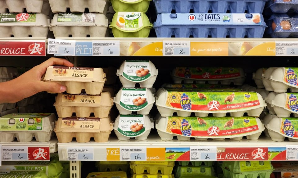 El precio de una docena de huevos en EEUU alcanza casi los cinco dólares, una cifra récord