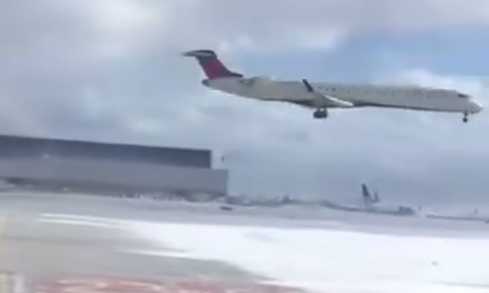 Impactante video muestra avión de Delta estrellándose y en llamas en Toronto