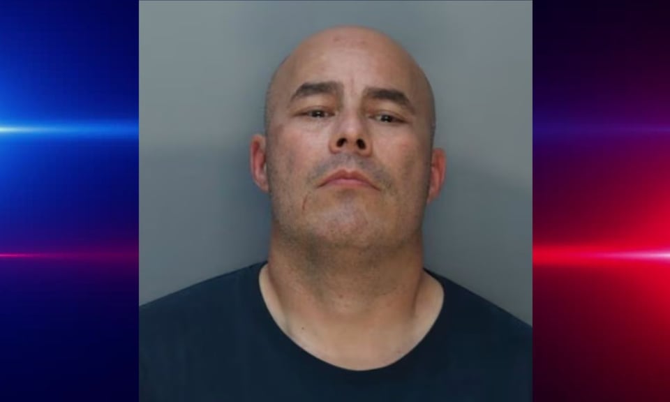 Agente de CBP arrestado por atacar a su hija y estrangular a su novio