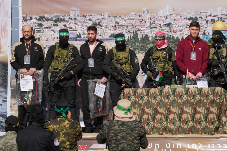 Hamas libera a tres rehenes, incluido un estadounidense mientras que Israel libera a presos palestinos
