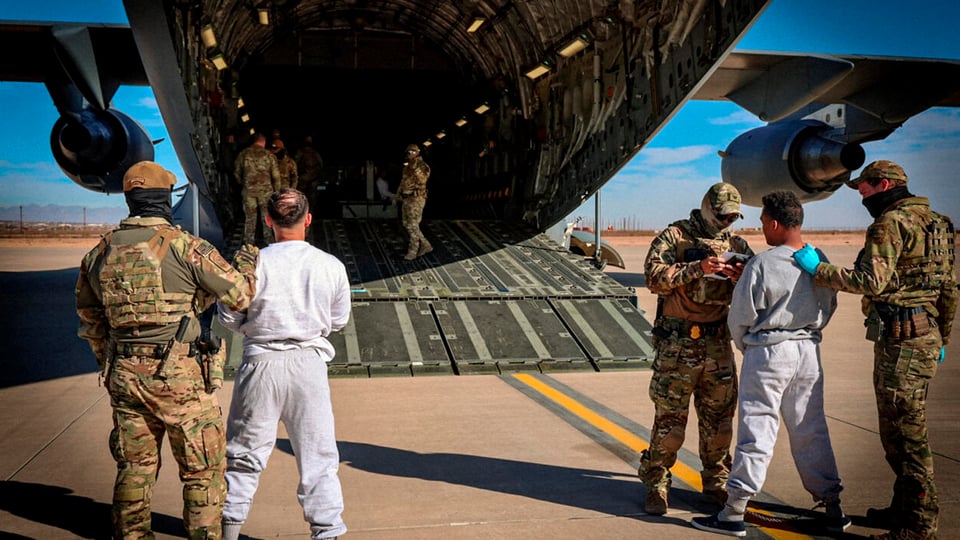 La Casa Blanca vincula a migrantes en Guantánamo con el Tren de Aragua