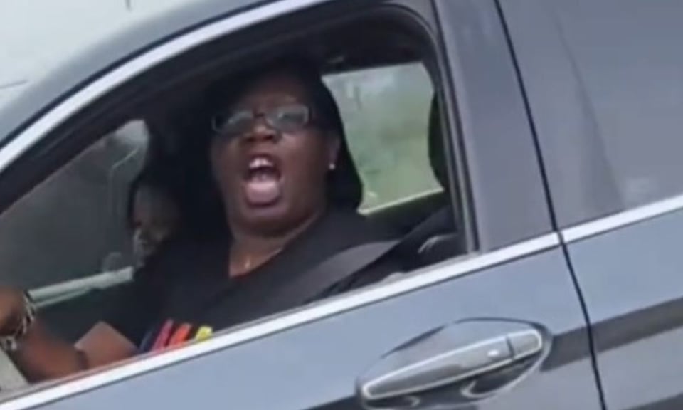 ¡Escándalo en las redes! Mujer amenaza a migrantes y llama a Trump (VIDEO)