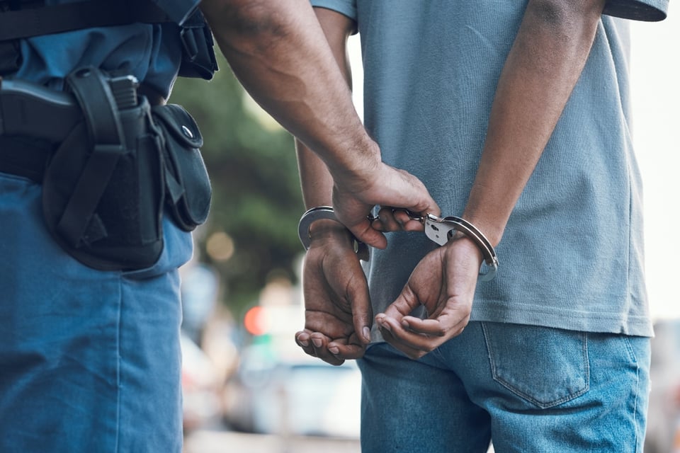 Hombre detenido por jugar con niños en escuela sin autorización featured image