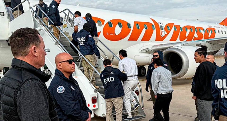 EE.UU. deporta a venezolanos en vuelos supervisados por Richard Grenell