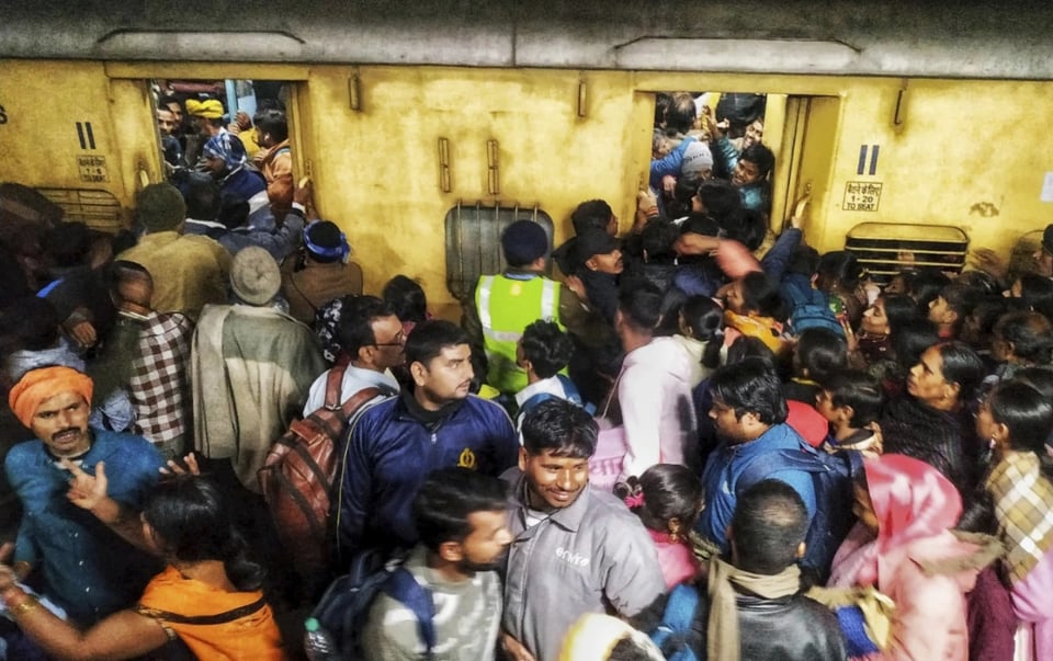 Trágica estampida en estación de tren deja 18 muertos
