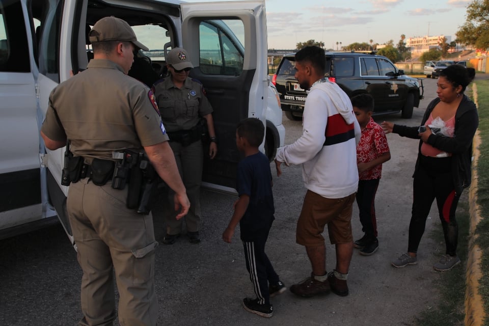 ¡Protege a tus hijos! Lo que deben hacer si ICE llega a su escuela