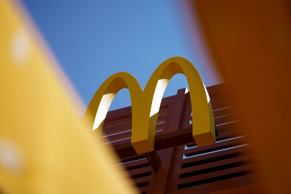 Joven latina enfrenta acoso racista por mujer estadounidense en McDonald’s