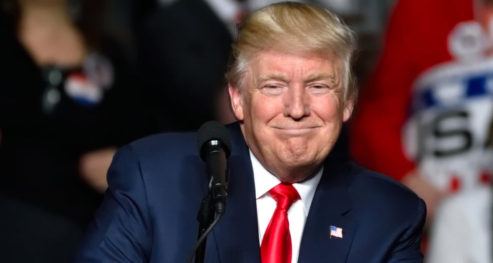 Trump exhibe su ficha policial en la Casa Blanca