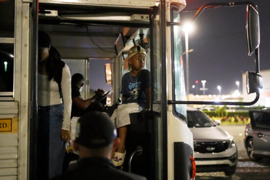 Panamá libera a migrantes deportados por EE.UU. tras críticas