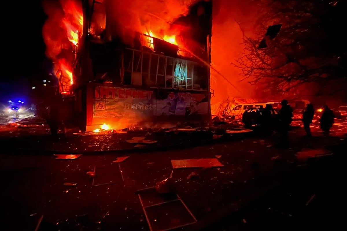 Ataques rusos dejan 20 muertos en Ucrania mientras EEUU reduce intercambio de inteligencia con Kiev