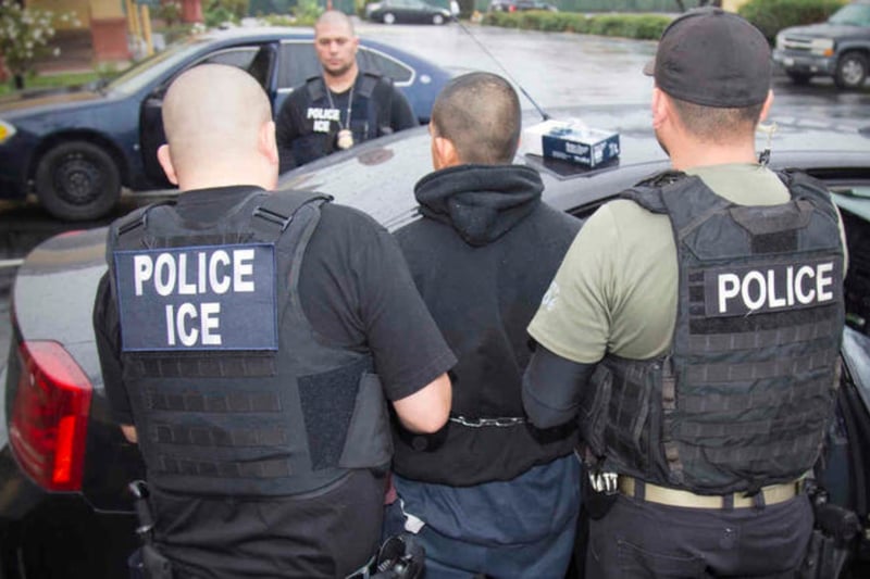 Alguacil federal detenido por error por ICE en tribunal de inmigración en Arizona