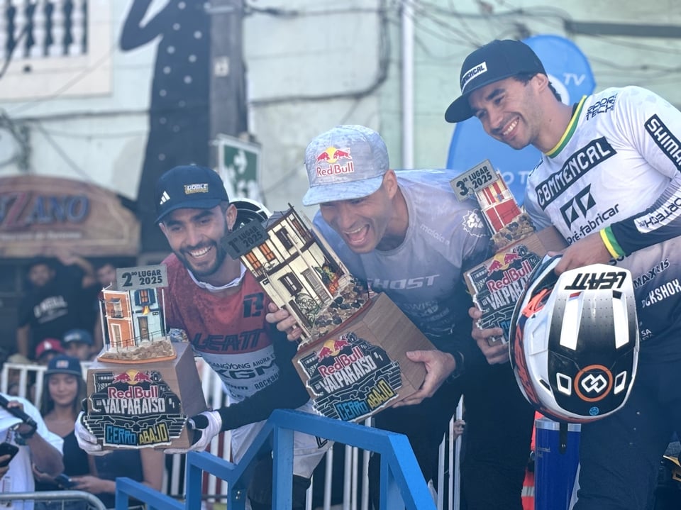 Chronicle from Chile: Mundonow lives the adrenaline of the most extreme urban descent with Red Bull Valparaíso Cerro down 2025