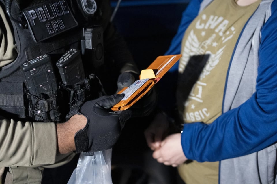 ICE detiene a tatuadora alemana que llegó desde México