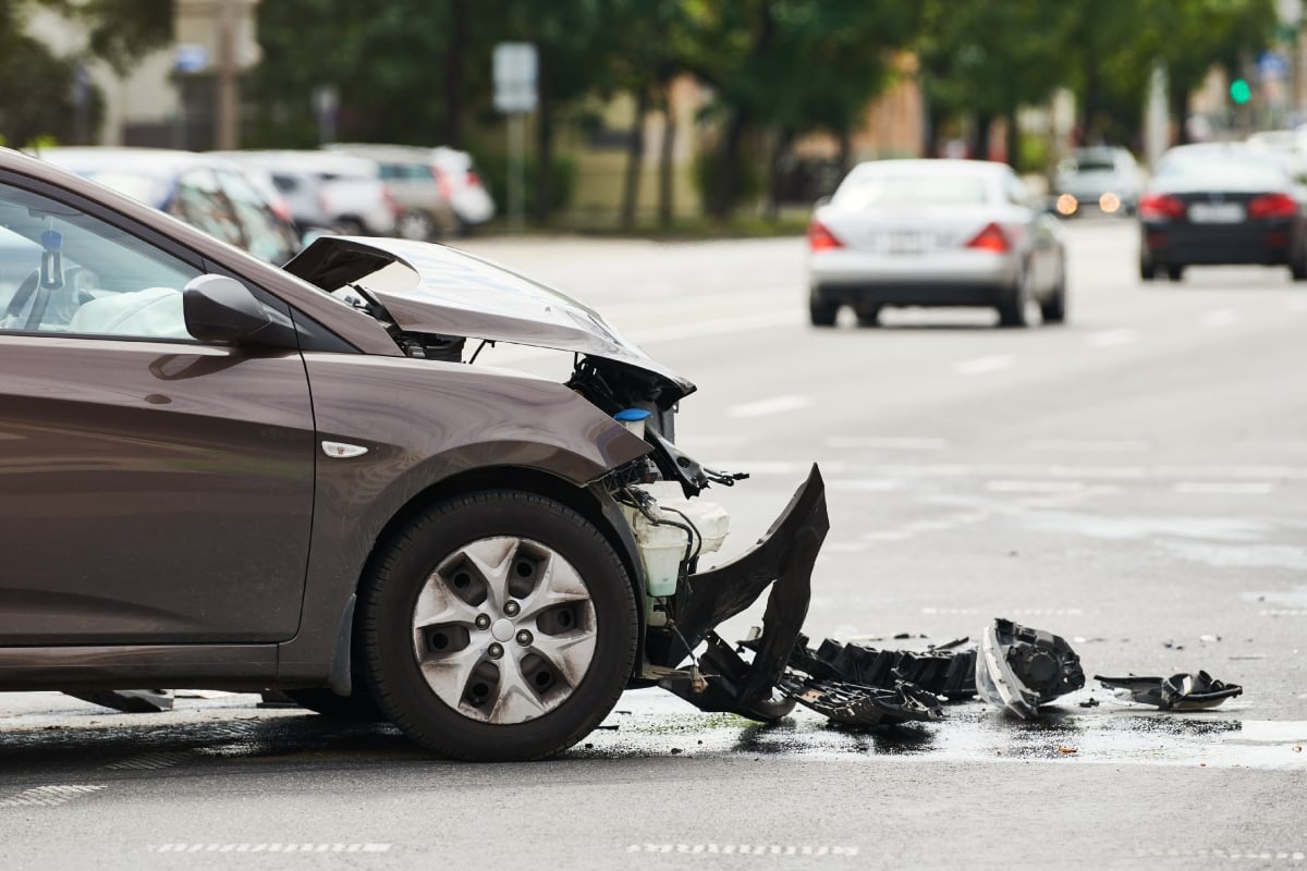 Conductor embiste agencia de autos en California: 8 heridos