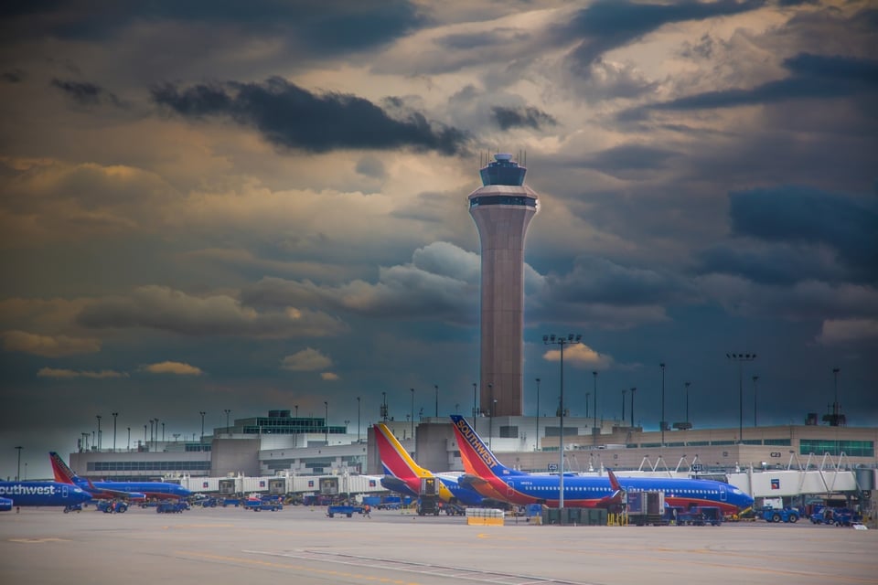Incendio cerca de un avión de American Airlines causa evacuación en el Aeropuerto de Denver