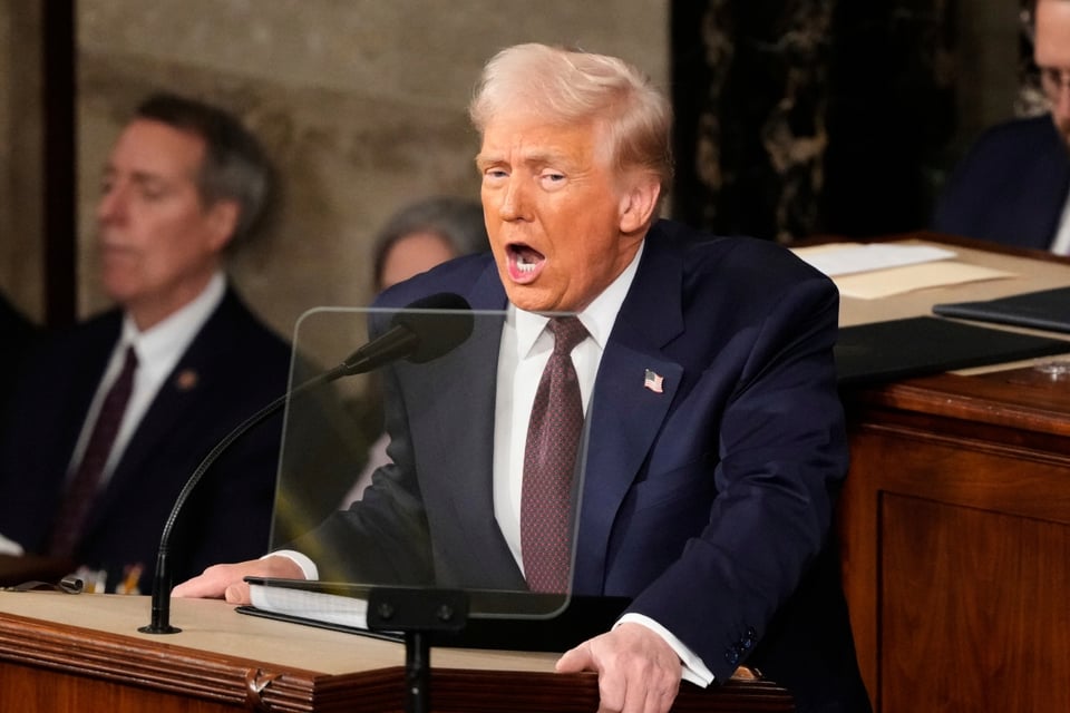 Juez ordena al Gobierno de Trump reinstalar a miles de empleados