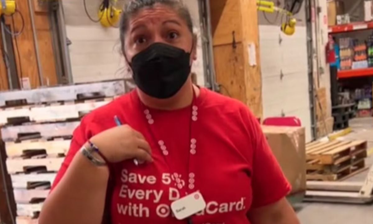 Discriminación en tienda Target: empleado latino retenido por pronunciación de nombre (Video)