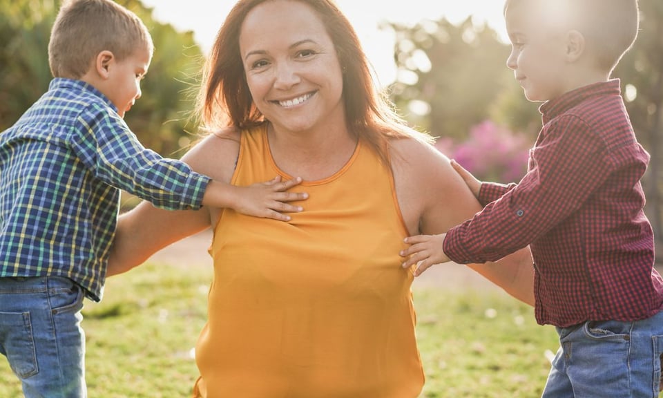 «Soy mamá a tiempo completo, pero no quiero perderme a mí  misma»: Cómo reconectarte contigo más allá de la maternidad featured image