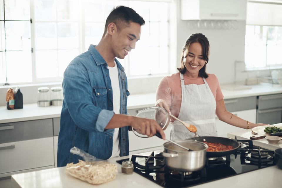 cocina, cita,  pareja, risas, amor 