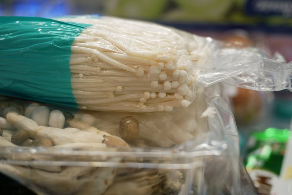 Retiran del mercado hongo Enoki debido a un posible contaminación por Listeria