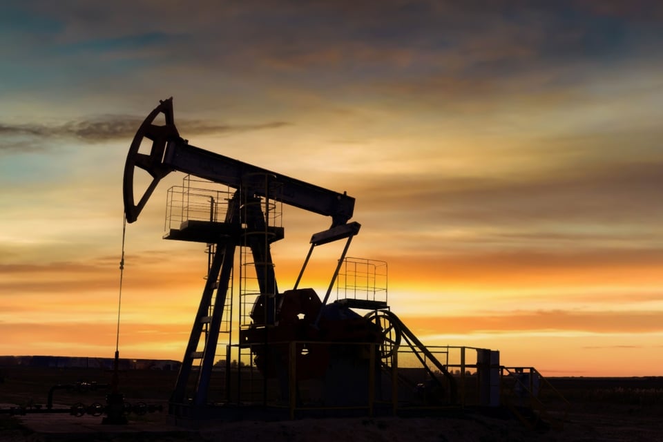 El petróleo de Texas cae un 2,63 %: incertidumbre comercial y presión sobre la economía de EE.UU featured image