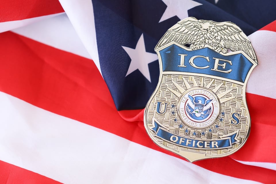 ICE presiona a inmigrantes a renunciar a su Green Card featured image