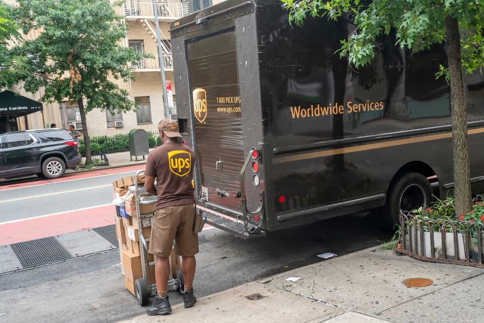 UPS anuncia despidos y cierres de edificios en respuesta a la reducción de entregas a Amazon