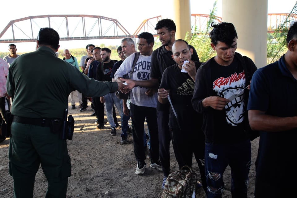 Estados Unidos acusa a 28 inmigrantes por cruzar zona fronteriza controlada por el Ejército